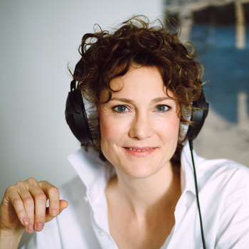 Nahaufnahme von Profisprecherin Ann Vielhaben mit Beyerdynamic DT 770 Pro Kopfhörern im Studio.