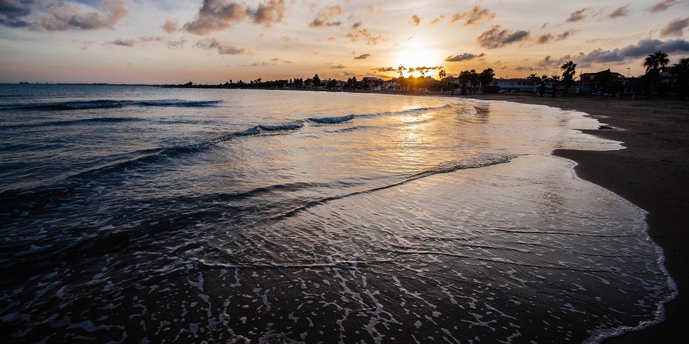 Ruhige Abendstimmung am Meeressaum