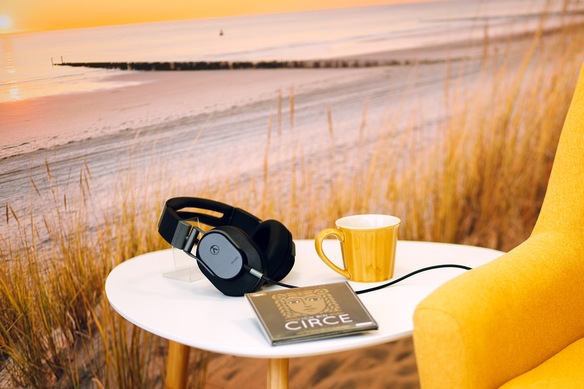 Stillleben mit gelbem Sessel und Tischchen in Anns Studio