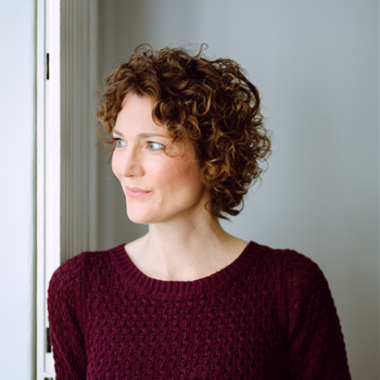 Portrait of Ann Vielhaben, gazing thoughtfully into the distance; ideal as a stock photo for stories and audiobook narrations.