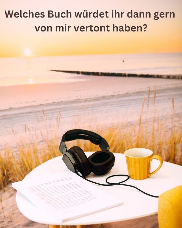 Kopfhörer, Buch und Tasse am Meer bei Sonnenuntergang – Symbol für Hörbuch und entspanntes Zuhören