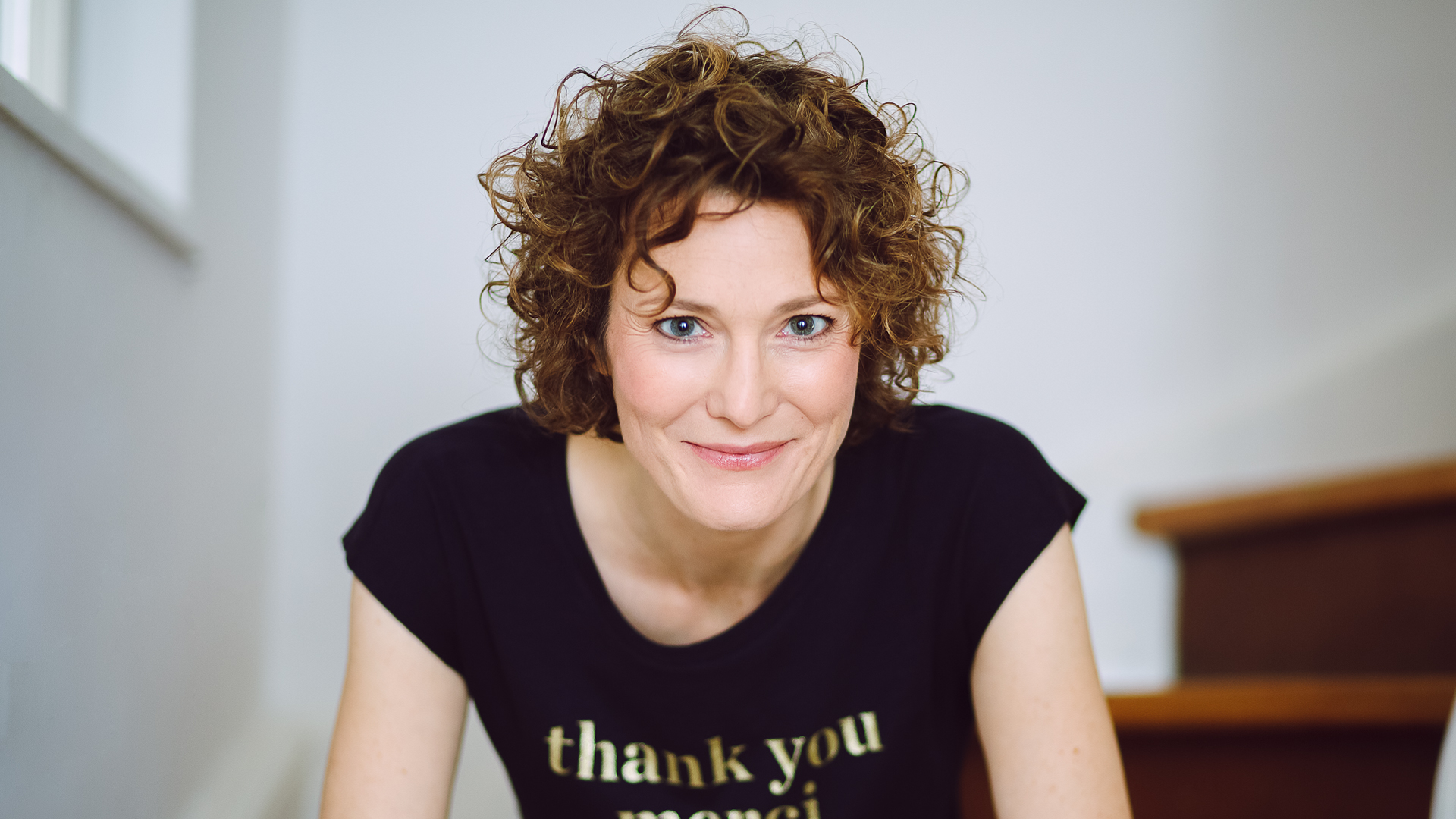 Porträtfoto Ann Vielhaben auf Treppe