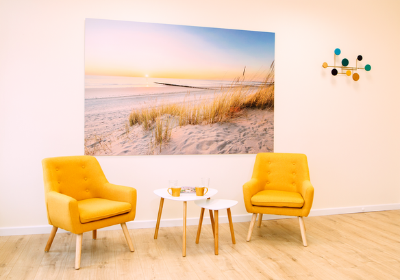 Bequeme Sitzmöglichkeiten im Tageslicht durchfluteten Tonstudio