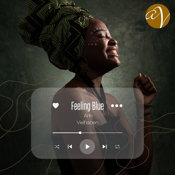 Frau mit traditionellem Kopfschmuck im warmen Studiolicht, darüber ein transparentes Musikplayer-Overlay mit dem Titel „Feeling Blue“.