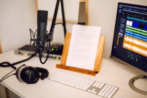 Einblick in Anns Sprecherstudio mit Neumann U87, Kopfhörern, Tastatur, Vorverstärker und Monitor