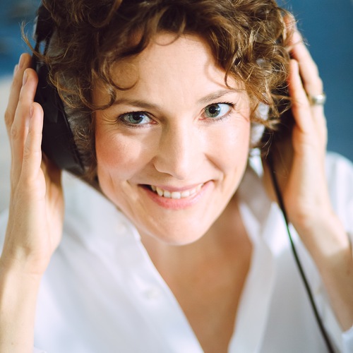 Ann Vielhaben with multiple dialetcs