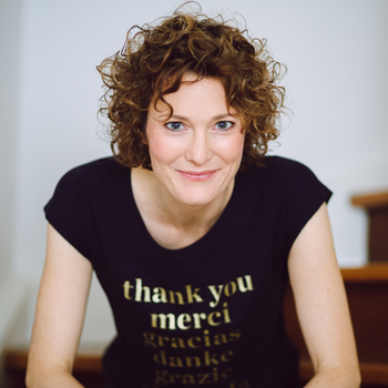 Portrait of Ann Vielhaben, specialized narrator for audiobooks and Romantasy.