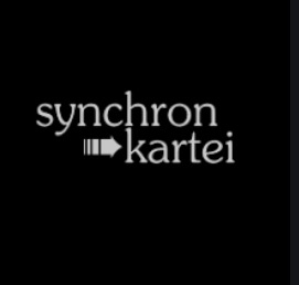 Schriftzug der "Synchronkartei" vor schwarzem Hintergrund